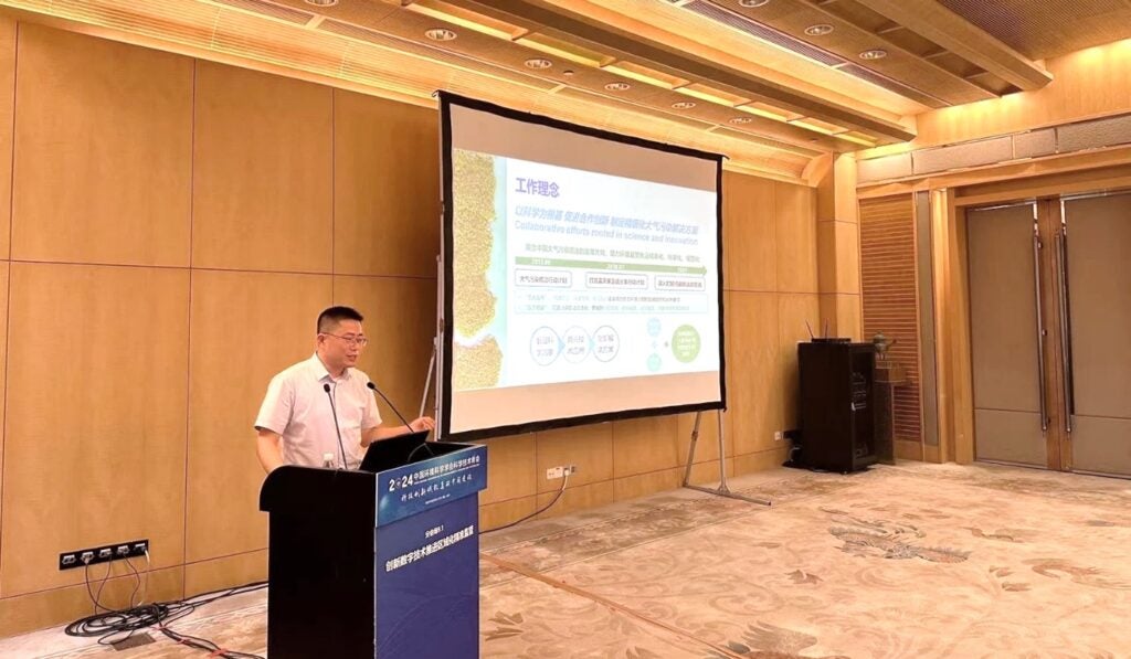 Qin Hu, EDF’s Vice President and Chief Representative of the Beijing Office, gives an update on the Jinan localized Air Tracker during a keynote speech at the 2024 Chinese Society for Environmental Sciences Annual Conference on Environmental Science and Technology in May in Wuhan, Hubei.