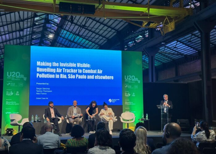 EDF's Sergio Sanchez unveils Air Tracker for Rio de Janeiro at the U20 Mayors Summit in Rio de Janeiro on November 15, 2024. Photo by Alex Franco for Environmental Defense Fund.